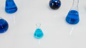 Illustration – Toxicité et Précautions Chimiques du Bleu de Méthylène : Ce que dit la science s